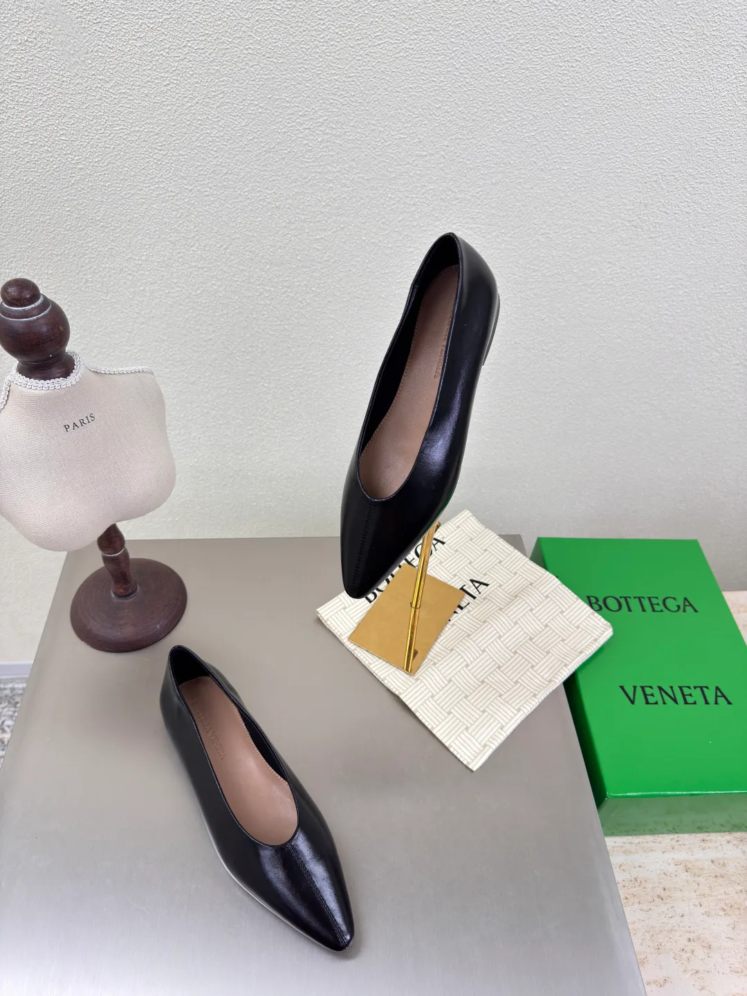 👟👟Ex-factory price 640👟👟 BV women's Sofia ballet shoes leather ballet shoes silver family elements woven series high version small round toe essential for commuting BV early autumn series are so beautiful💯 The use of elegant materials in shoes is intellectual, elegant and capable, full of high-end sense✅The design is beautiful~~ The fabric is made of original consistent lambskin and the shaping technology pursues the perfection of the internal process✅ Heel The foot pads are made of lambskin, never sloppy 🆚Original💯 Outsole technology Brand classic The new season uses Italian genuine leather outsole with clear dyeing technology and rubber square technology 💯 Comfortable and high-end flat design makes travel more comfortable and confident 35 36 37 38 39 40 41 42 (40 41 42 customized code number) Equipped with original packaging Hot glue process logo cloth bag